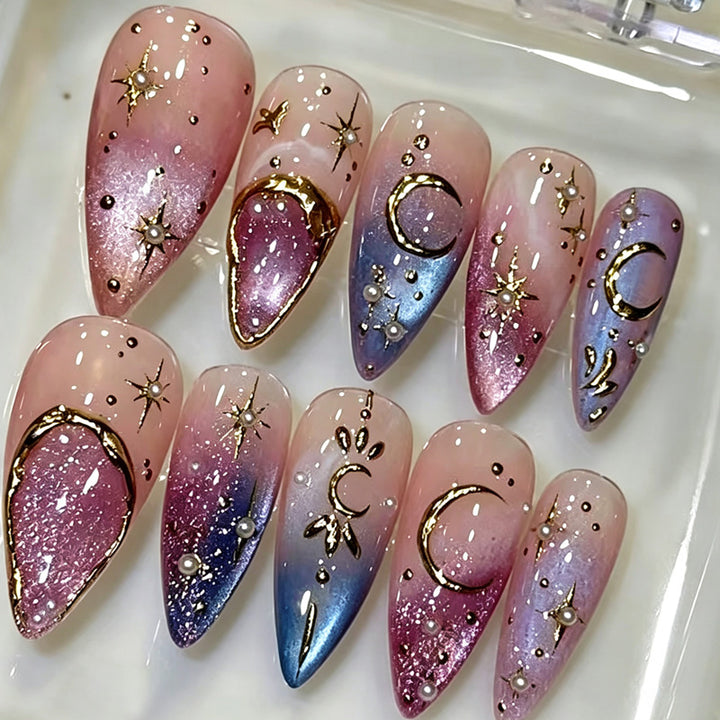 Glamouröse Kunstnägel mit Sternen- und Mondmotiven Karnz
