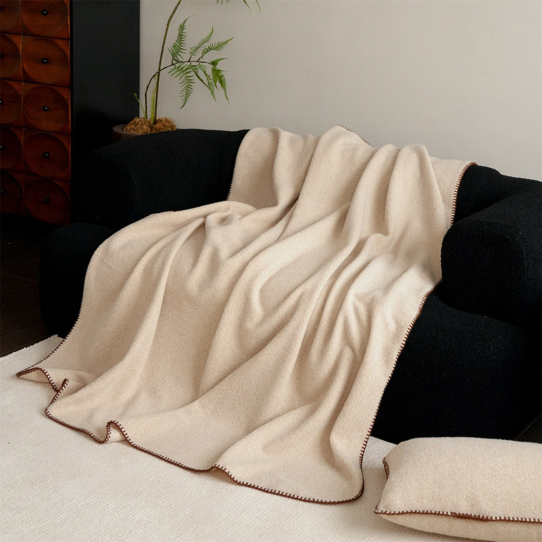 Premium-Wollplaid mit feiner Handstich-Kante und besonders weichem Fall