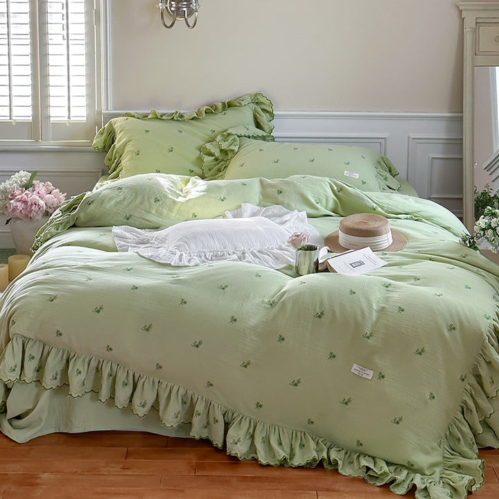 Vintage-inspirierte Bettgarnitur mit Volant und zarter Blumenstickerei