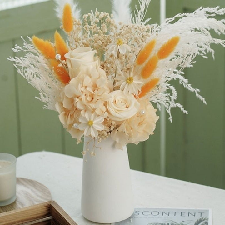 Künstlerischer getrockneter Blumenstrauß