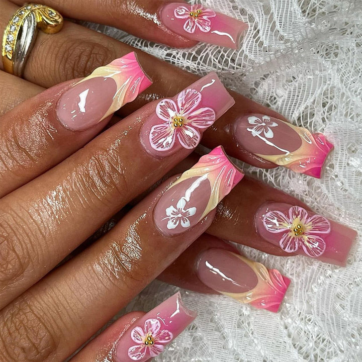 Kunstvolle Nagelverlängerungen mit floralen Designs Karnz