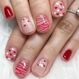 Herz-verzierte Nagelkunst-Design Karnz