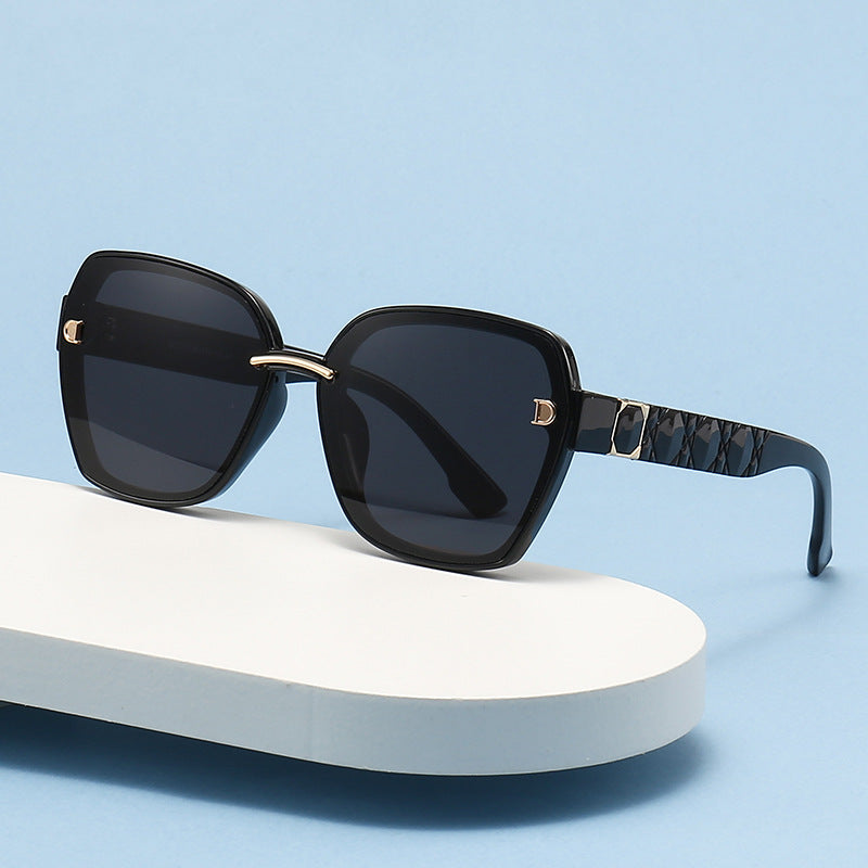 Damen Sonnenbrille mit stilvollem, quadratischem Rahmen und eleganten Details Karnz