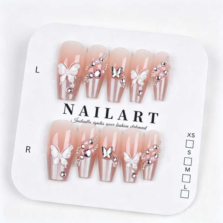 Artistic Nail Design mit floralen Akzenten Karnz