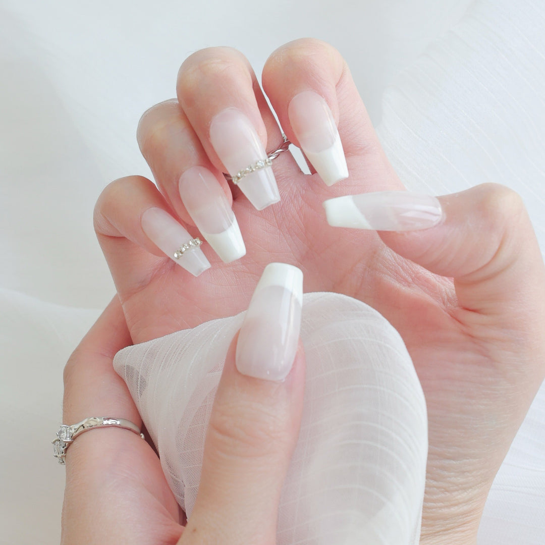 Elegantes Druck-On-Nagelkunstset mit Strassdekoration