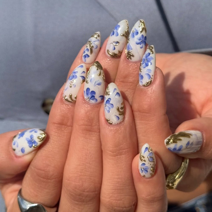 Kunstfingernägel mit Exquisiten Floral- und Goldakzenten Karnz