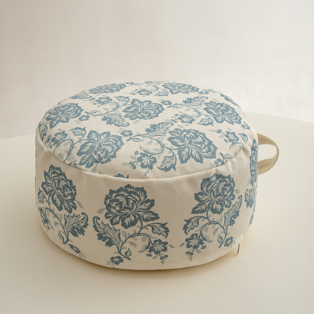 Runder Sitzpouf mit floraler Jacquard-Webung, stabilem Polsterkern und Tragegriff Karnz