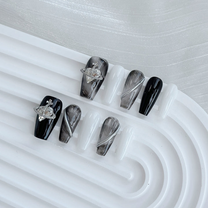 Künstlerisches Press-On-Nageldesign-Set mit glitzernden Elementen