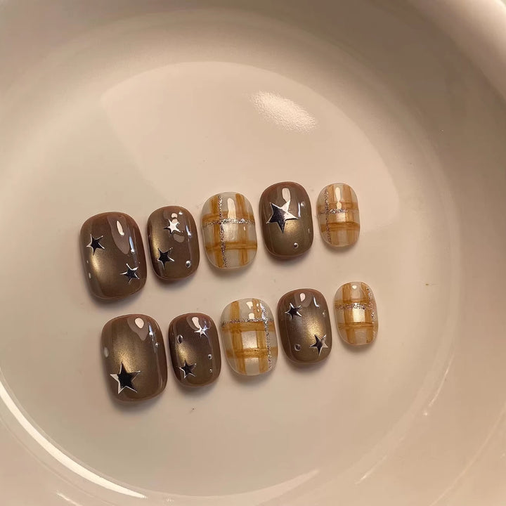 Dekoratives Press-On Nagelkunst-Set mit Stern- und Karomustern