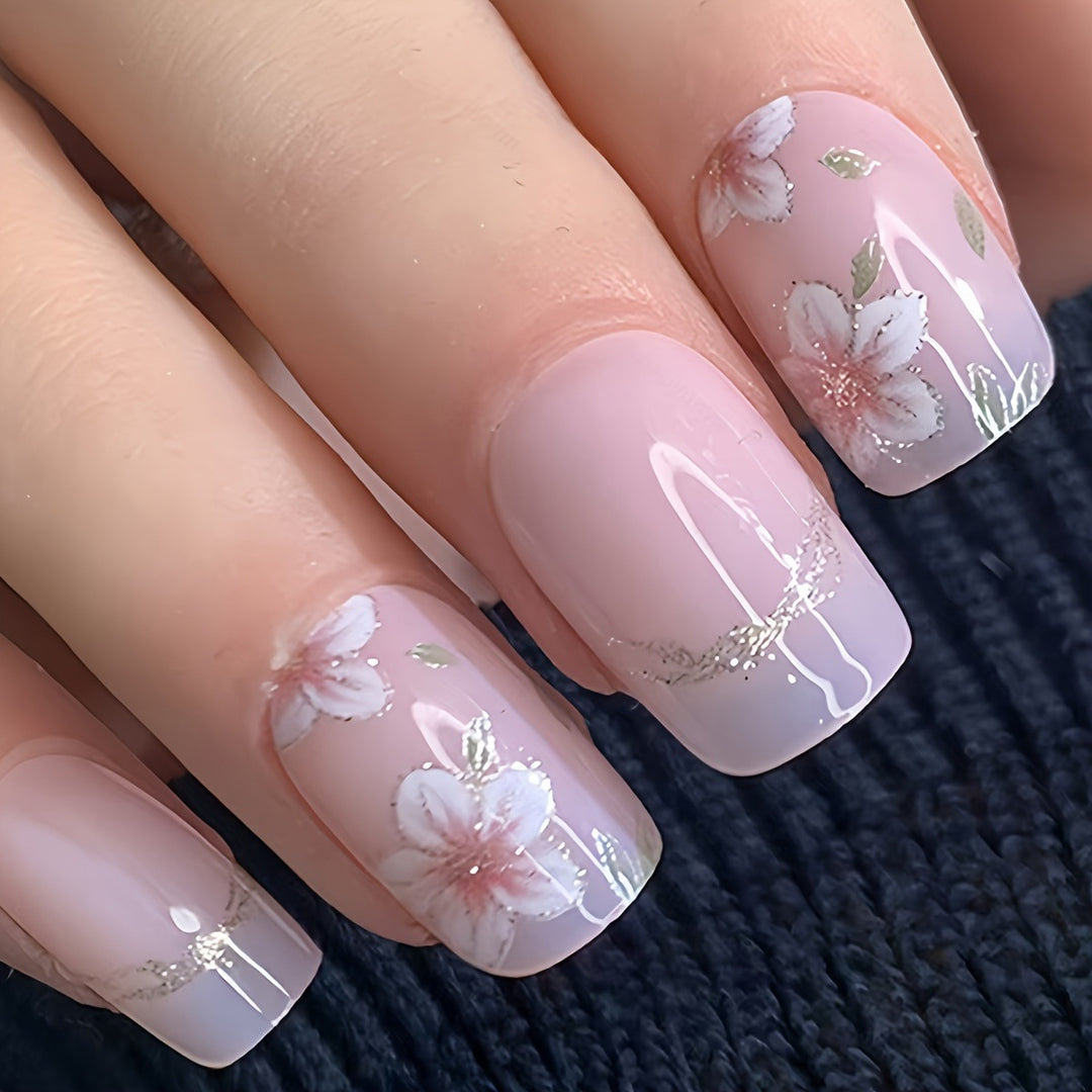 Kunstnägel mit Zarten Floralen Akzenten Karnz