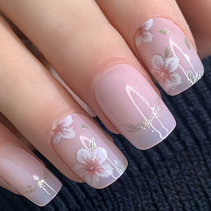 Kunstnägel mit Zarten Floralen Akzenten Karnz