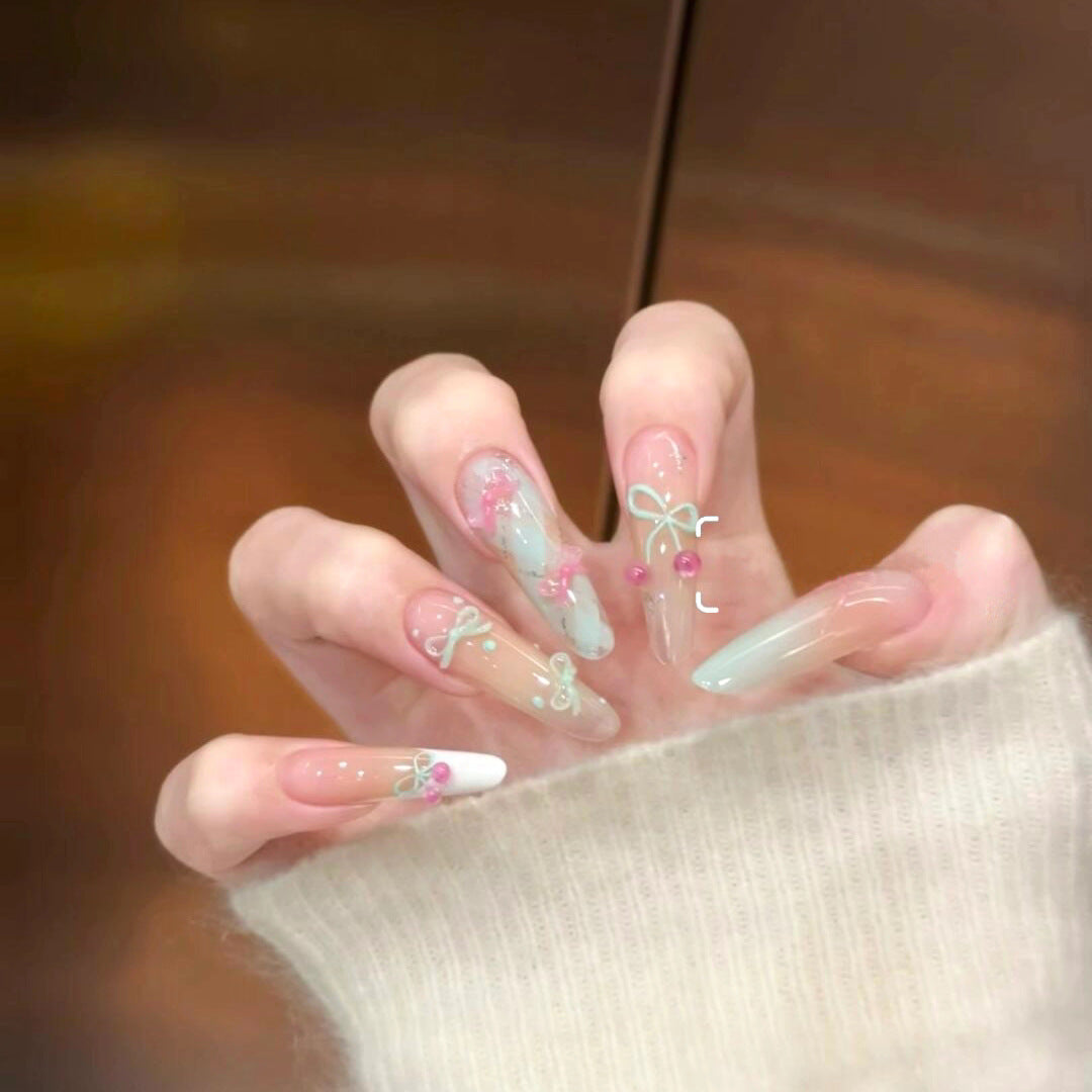 Künstlerische Press-On-Nagelverlängerungen mit floralen Verzierungen Karnz