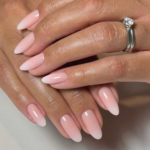 Stilvolle Nagelverlängerungen mit zartem Ombre-Design Karnz