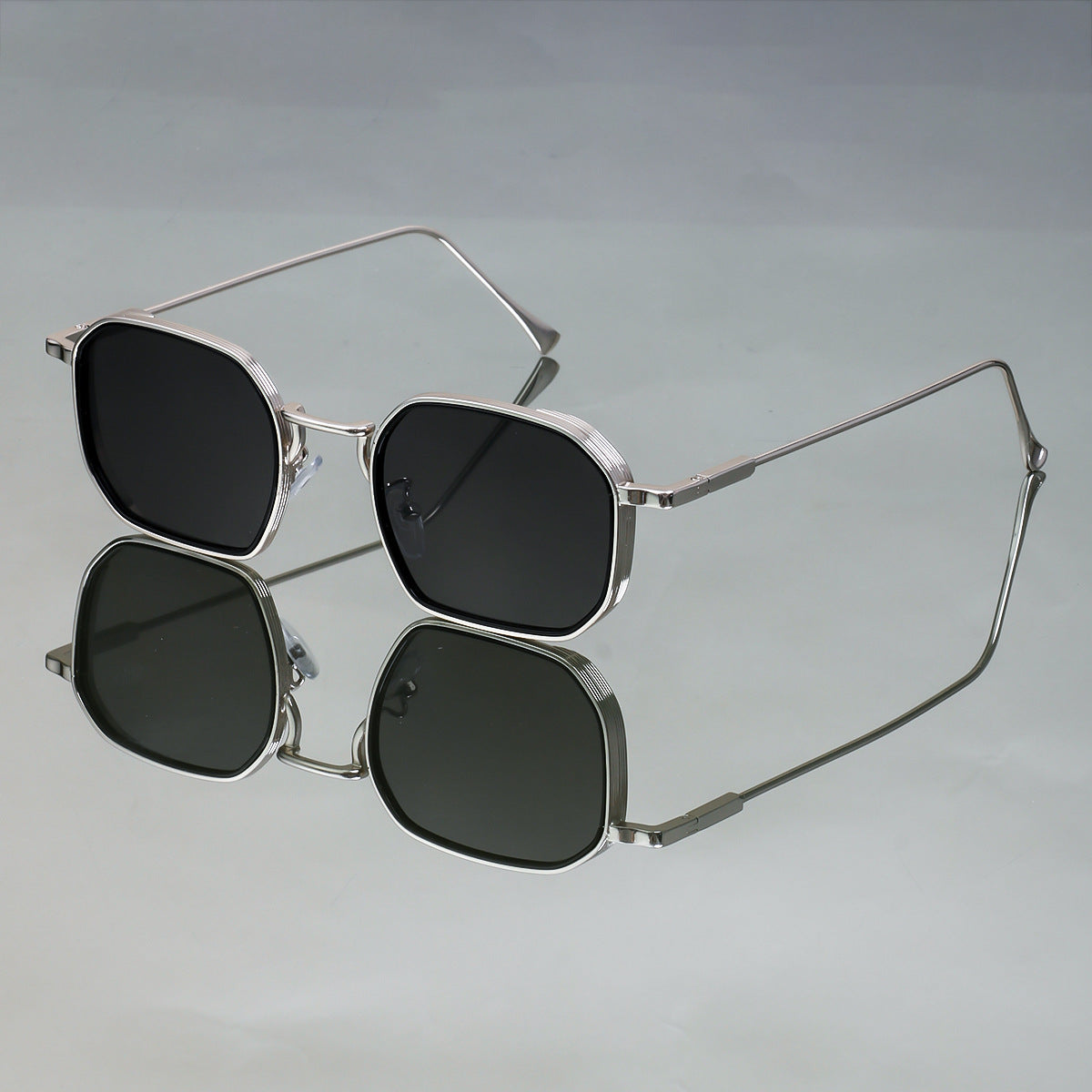 Damen modische Sonnenbrille mit stilvollem, eckigen Rahmen und UV-Schutz Karnz