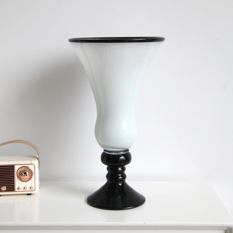 Mouthblown gerippte Podest Kunstglas Trompetenvase Karnz
