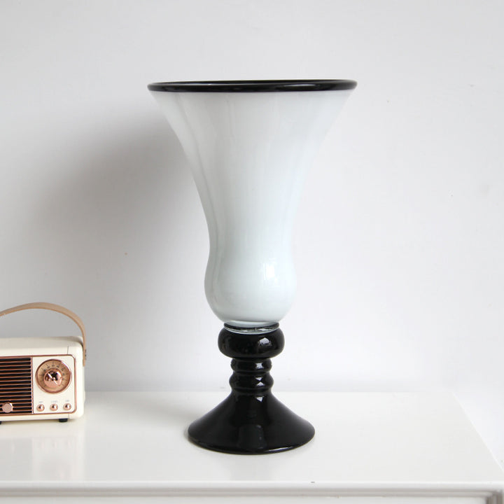 Mouthblown gerippte Podest Kunstglas Trompetenvase Karnz