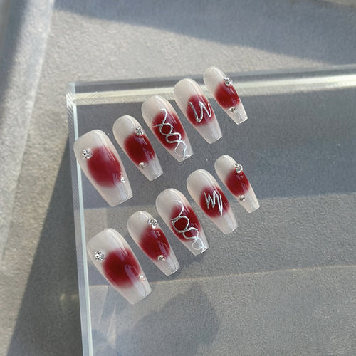 Künstlerisches Press-On-Nagelset mit dekorativen Edelsteinen