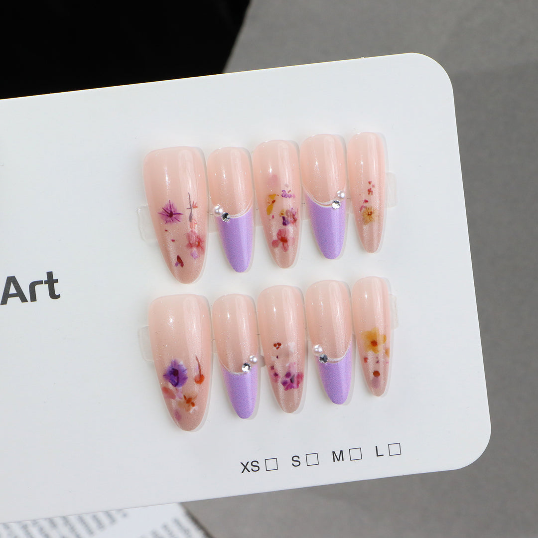 Blumenverzierte Press-On Nagelset Karnz