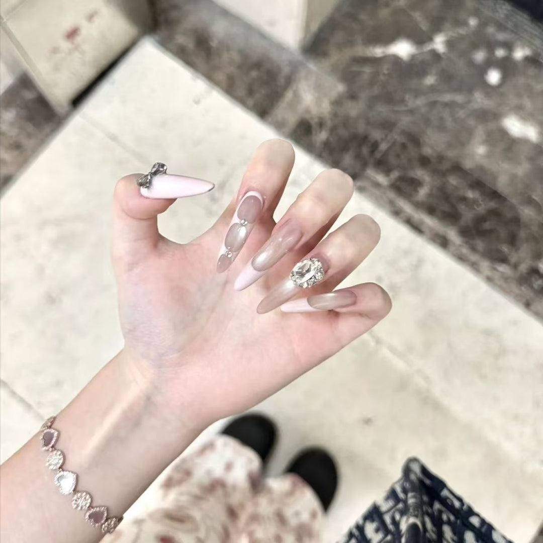 Glamouröse Stiletto Nail Art Extensions mit Kristallakzenten