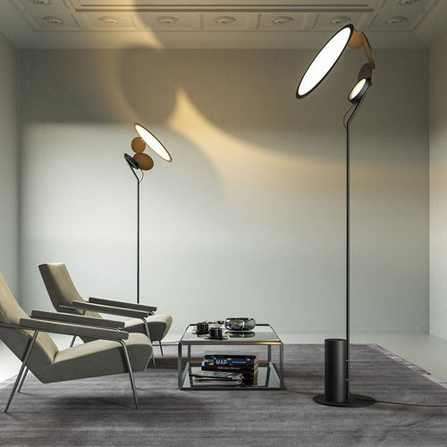 Schlanke moderne minimalistische Stehlampe