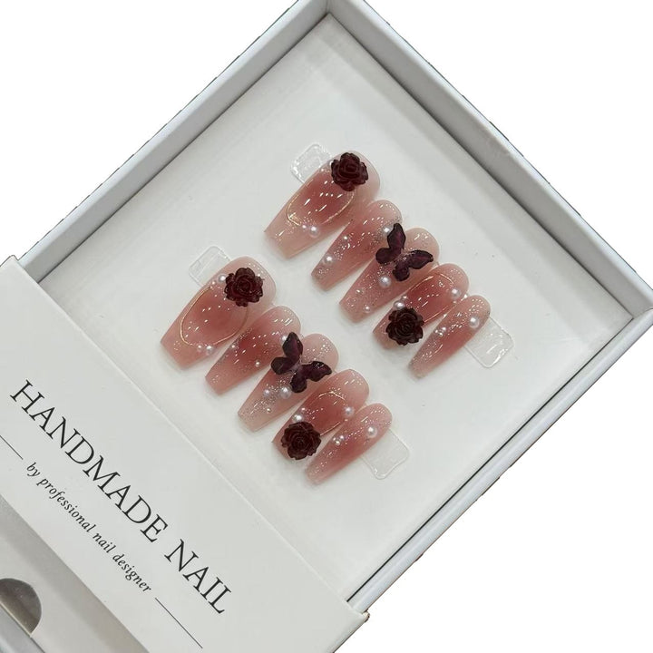 Handgemachtes Nagelkunstset mit floralen und Schmetterlingsdesigns