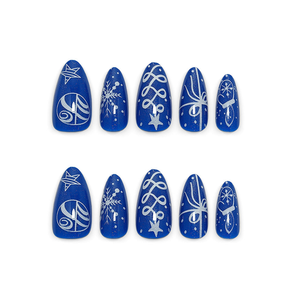 Kunstnägel mit Festlichem Winterdesign Karnz