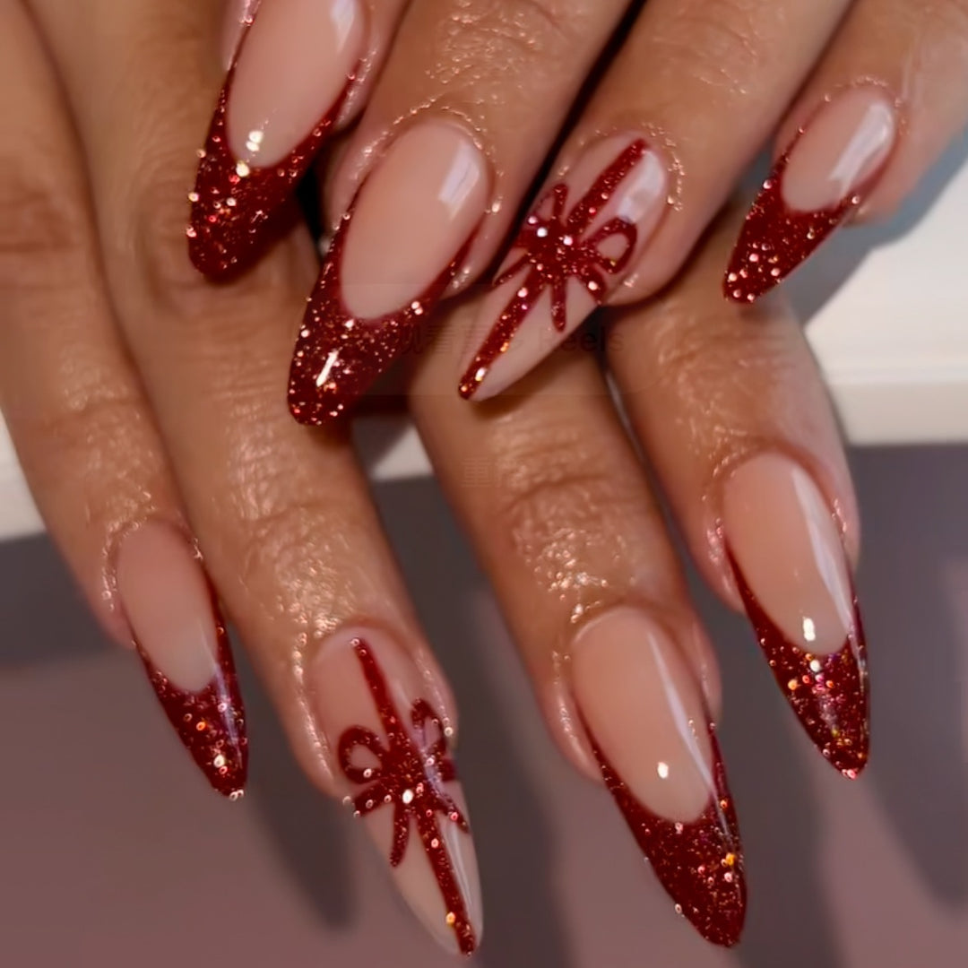 Kunstnagelset mit glamourösen Glitzer-Akzenten und Schleifen-Design Karnz