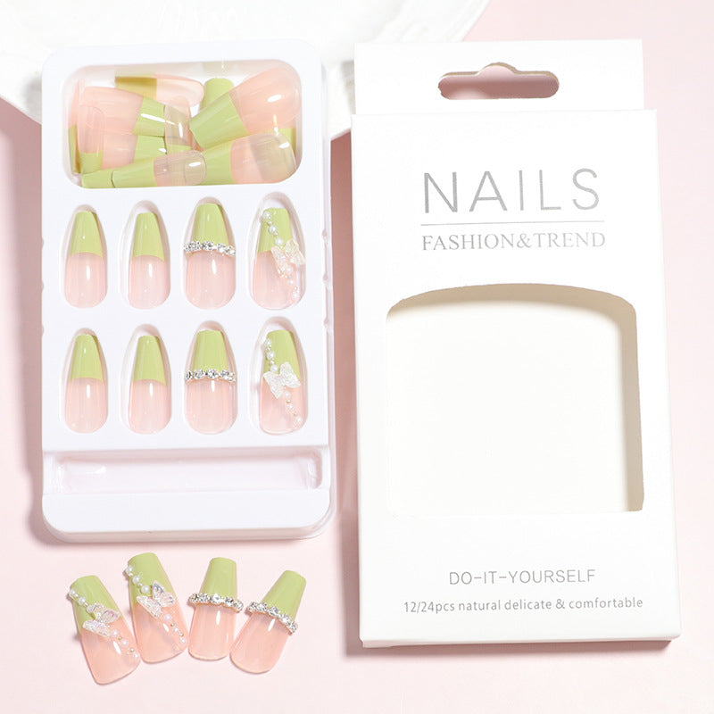 Dekorativer Press-On-Nagelset mit 3D-Akzenten Karnz