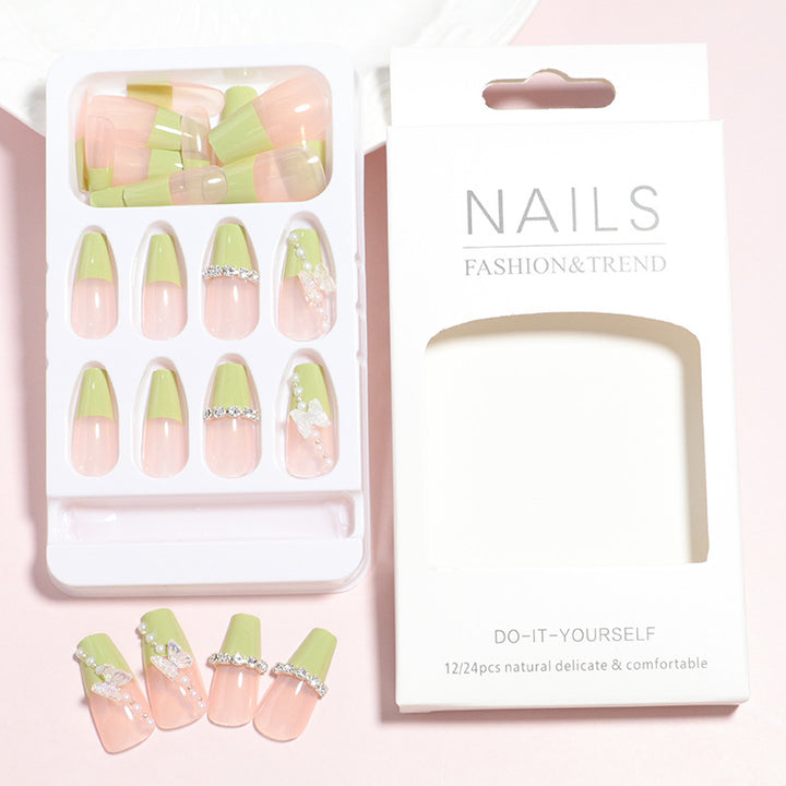Dekorativer Press-On-Nagelset mit 3D-Akzenten Karnz