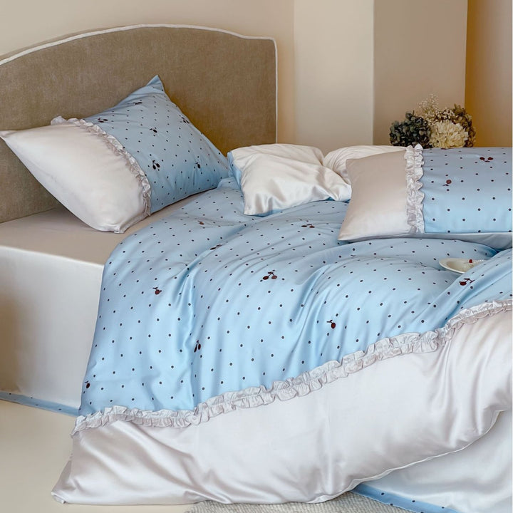 Satin-Bettwäsche-Set mit zarten Rüschen und Kirschenmuster
