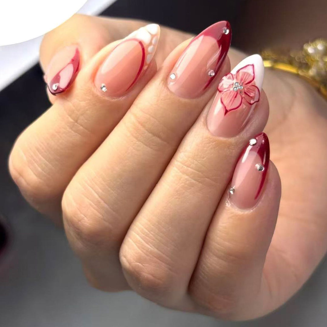 Kunstnägel mit floralen und glitzernden Akzenten Karnz