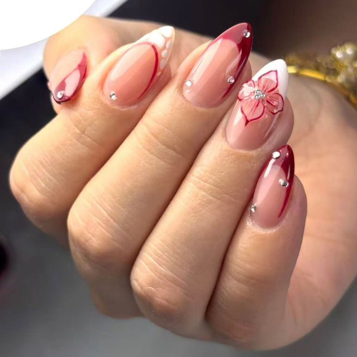 Kunstnägel mit floralen und glitzernden Akzenten Karnz