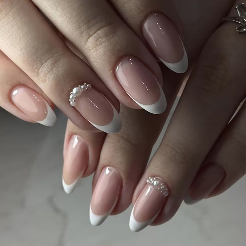 Elegante Kunstnägel mit Glitzerakzenten Karnz