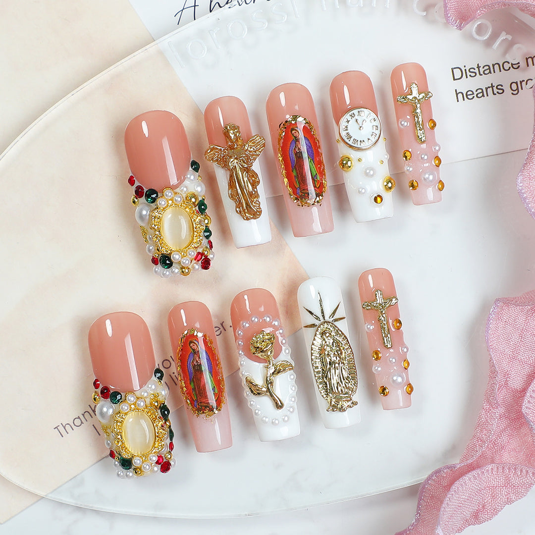 Kunstnagelset mit luxuriösen 3D-Verzierungen und religösen Motiven Karnz