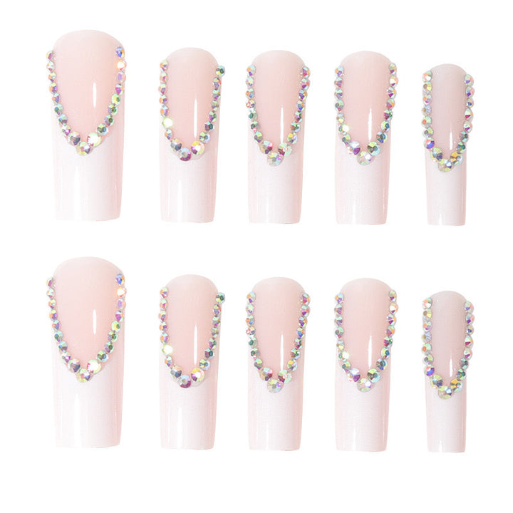 Kunstnagelset mit glamourösen Strass- und eleganten Spitzenverzierungen Karnz