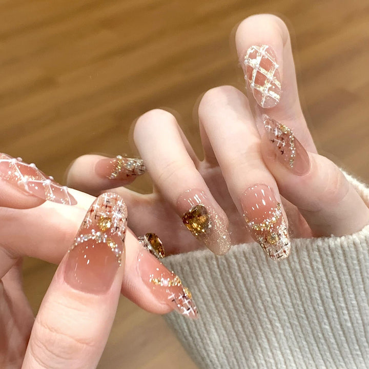 Glamouröse Kunstnägel mit Glitzer- und Herzdesign Karnz