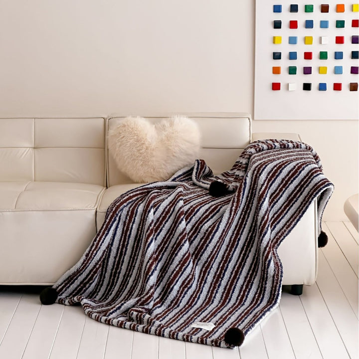 Große kuschelige Wohndecke im Nordic-Boho-Muster mit Pompon-Quasten
