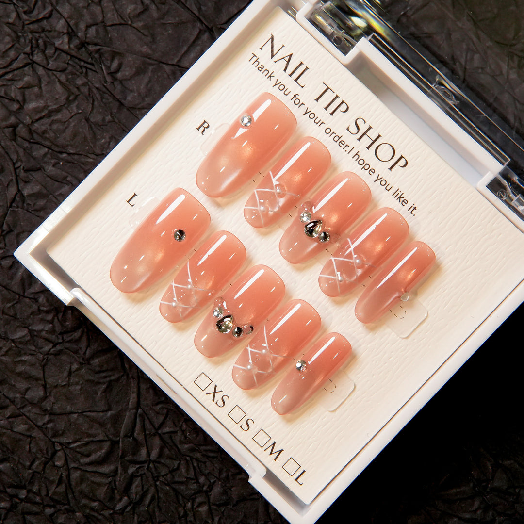 Glamouröse Press-On-Nageltips mit Strassakzenten