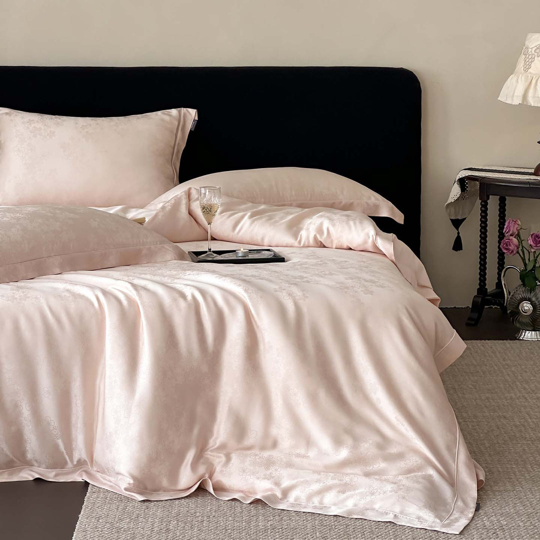 Edles Satin-Bettwäsche-Set mit eingewebtem Blumenrelief und Umschlagkante