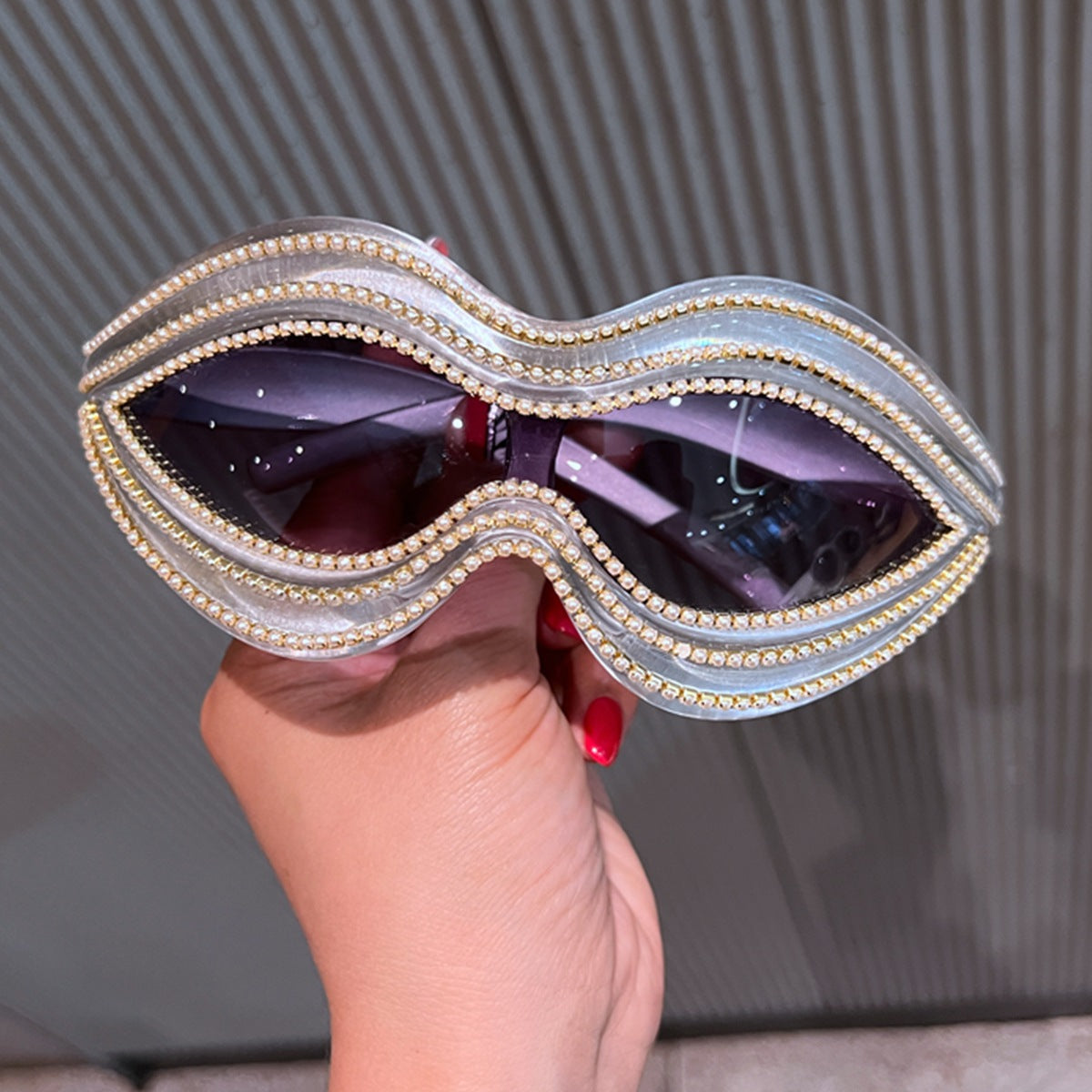 Damen Glamouröse Wellen-Sonnenbrille mit funkelnden Kristall-Applikationen Karnz