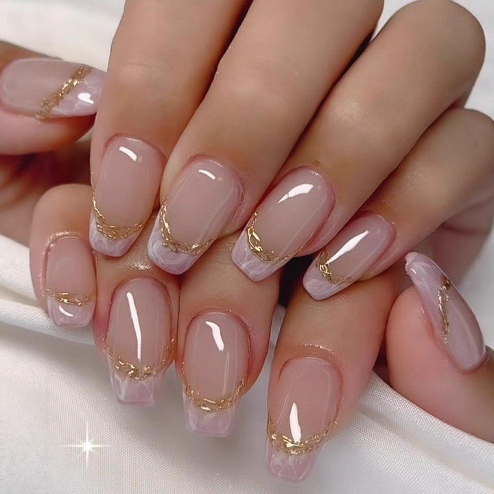 Elegante Kunstnägel mit Goldakzenten Karnz