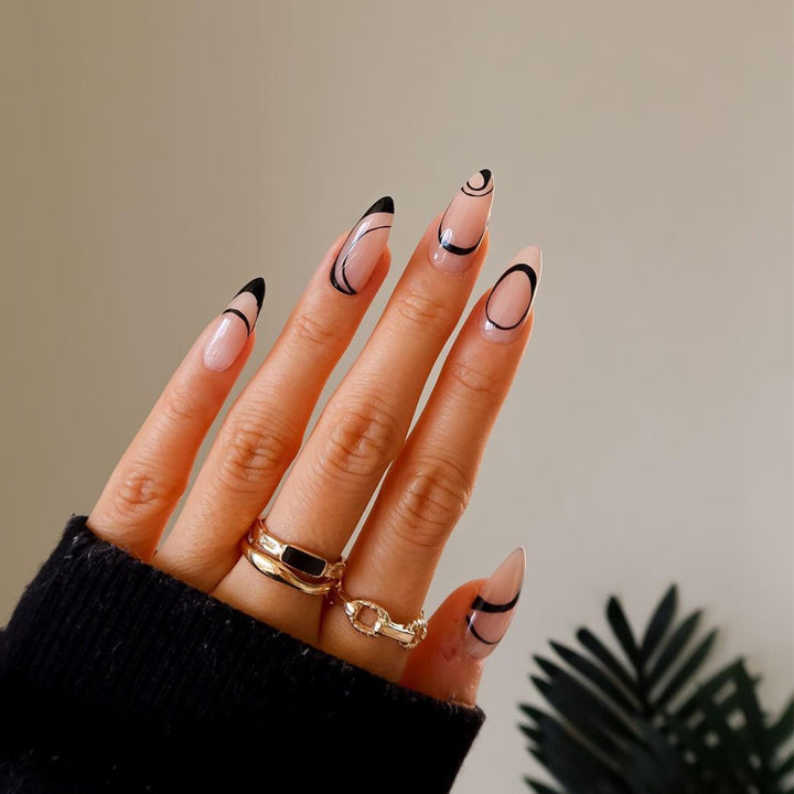 Kunstvolle Stiletto-Nägel mit geometrischen Akzenten Karnz