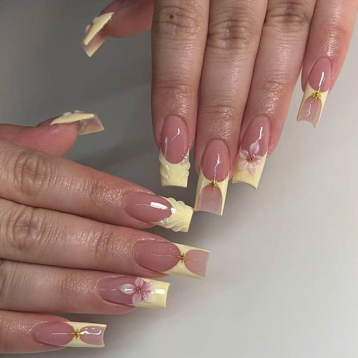 Kunstnagelset mit zarten Blüten- und Glitzerelementen Karnz
