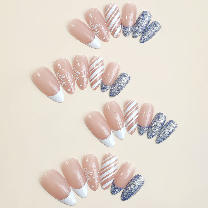 Kreatives Kunstnagelset mit eleganten Mustern Karnz