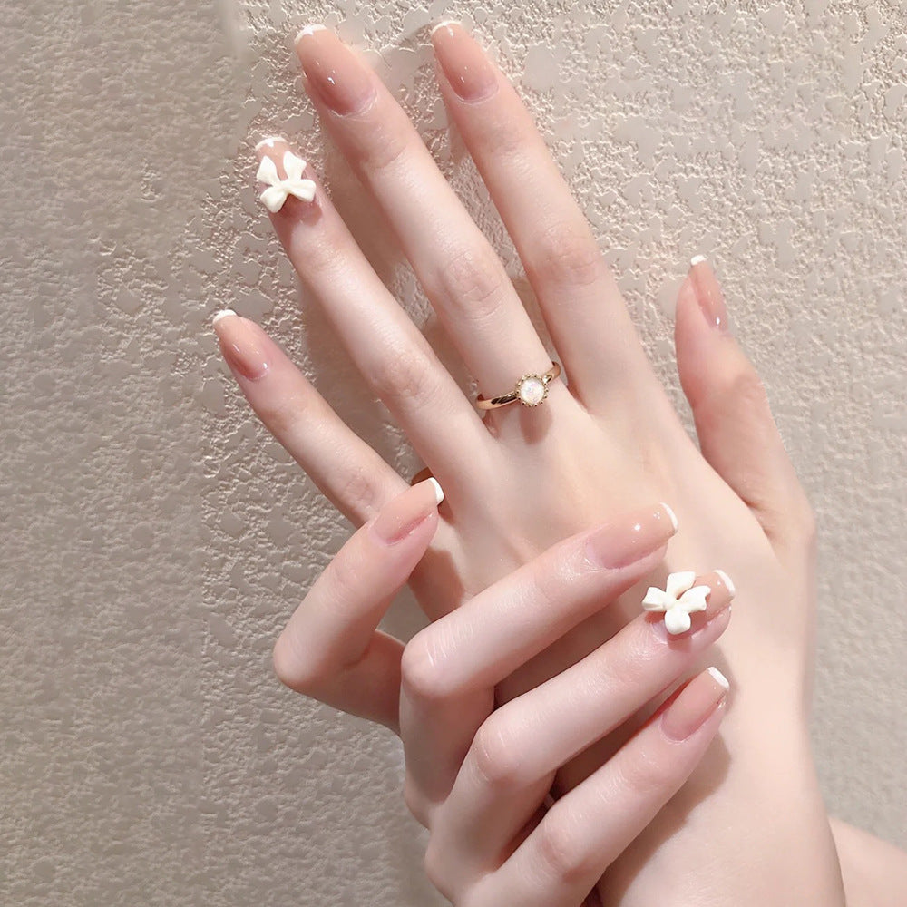 Glamouröse Kunstfingernägel mit Herz-Design und Glitzernden Akzenten Karnz