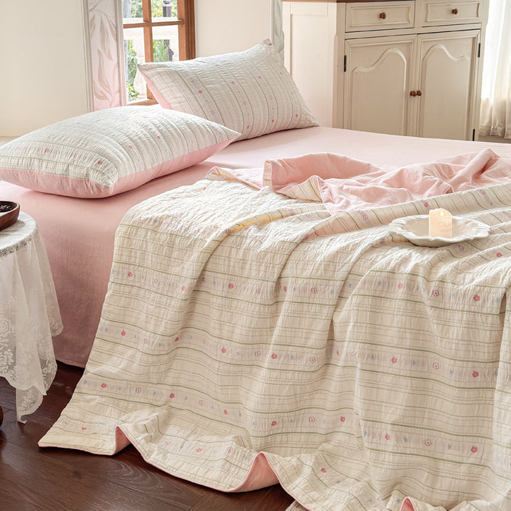 Gestepptes Baumwoll-Musselin Quilt-Set mit Wendefunktion, Zartem Blumenprint und passendem Spannbettlaken