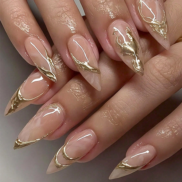 Elegante Stiletto Press-On Nagelkunst mit goldenen Akzenten Karnz