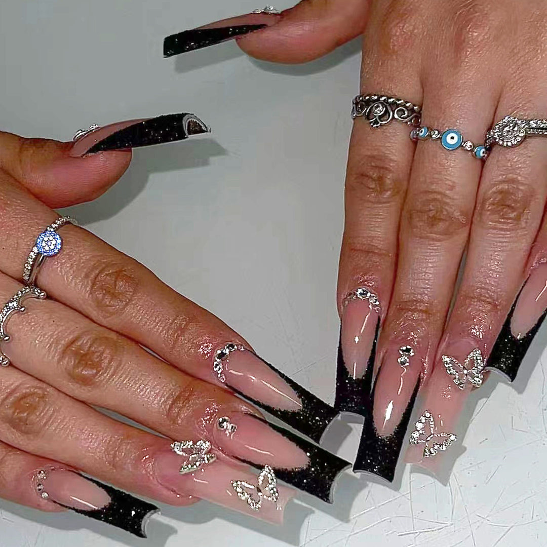 Dekorative Stiletto-Nagelverlängerungen mit Strass-Akzenten Karnz