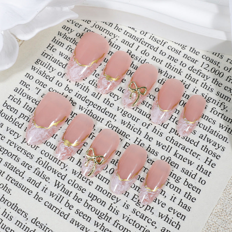 Kunstnagelset mit eleganten Spitzen und zarten Verzierungen Karnz