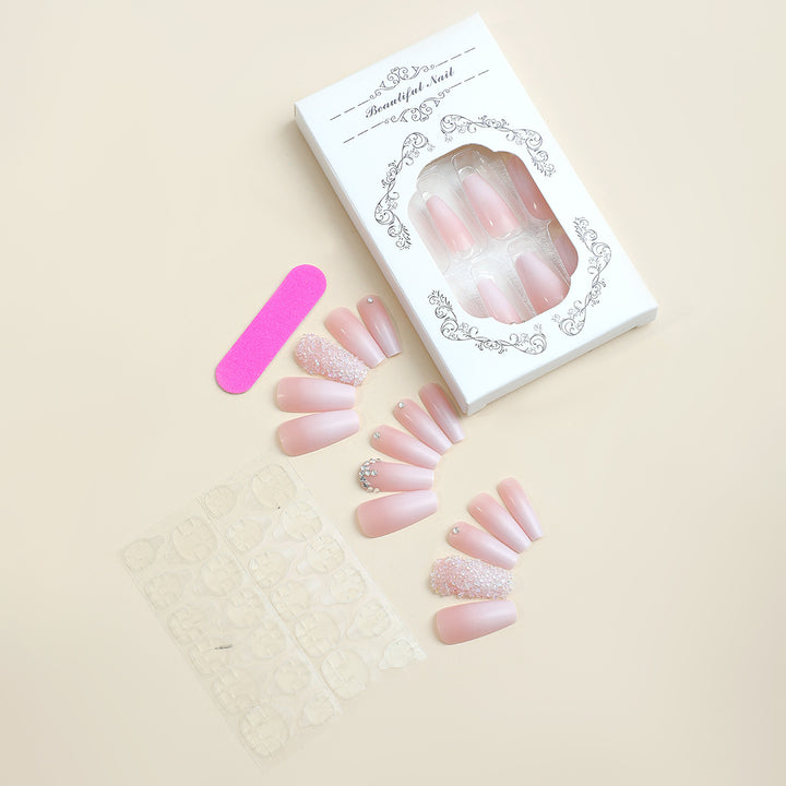 Kunstnagelset mit eleganten Glitzer- und Blütenverzierungen Karnz